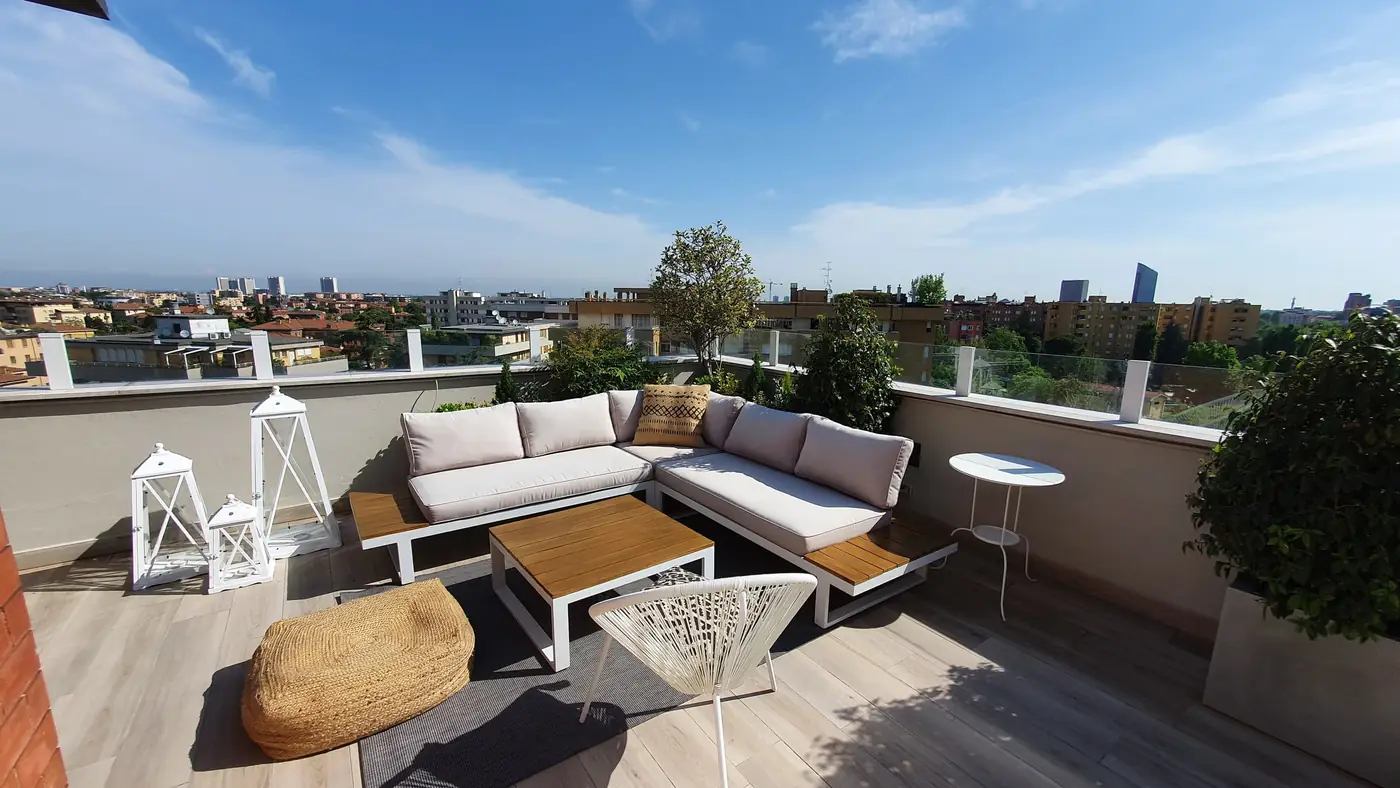 Terrazza panoramica di un attico gestito da Do.Ma a Bologna